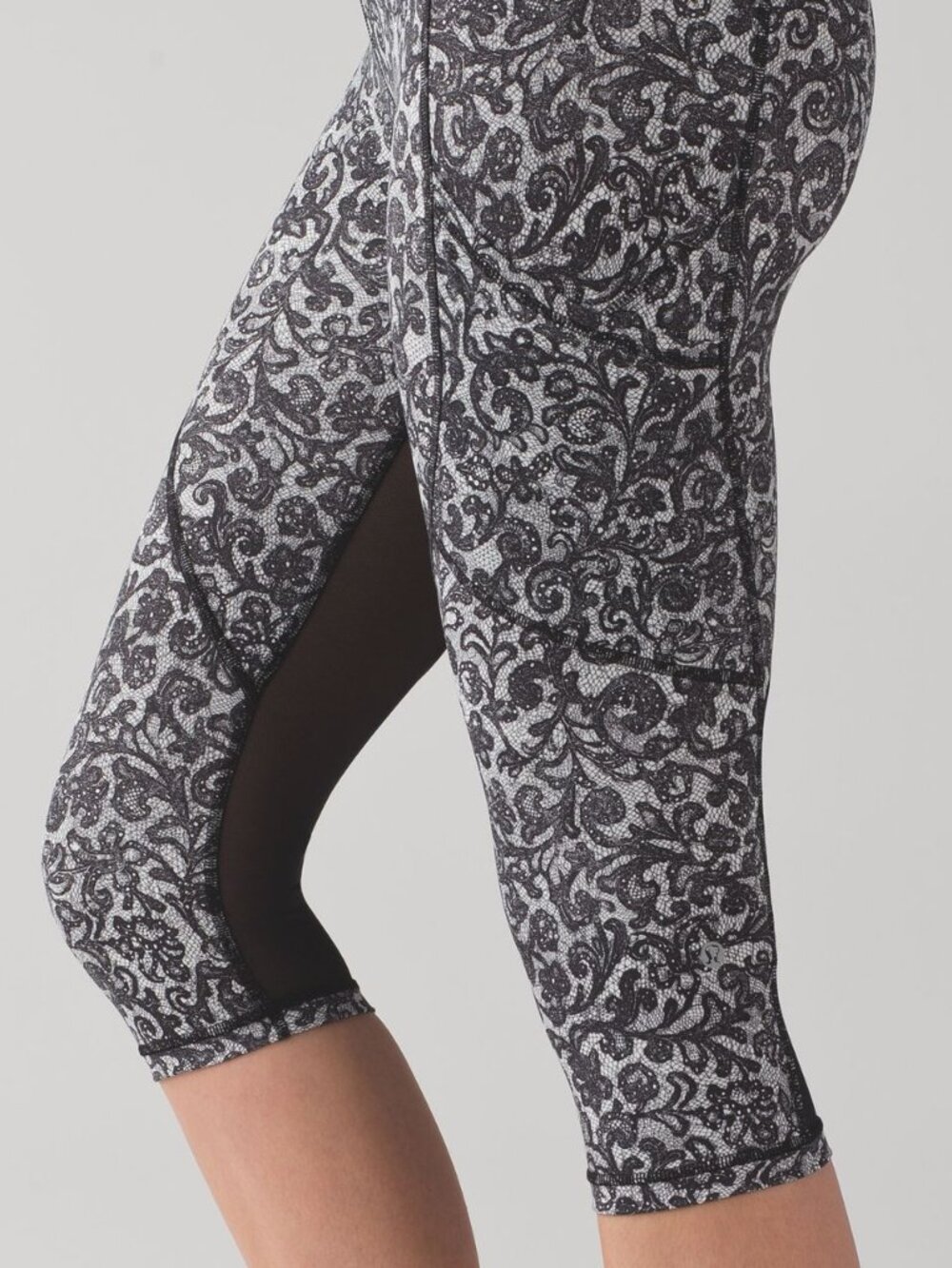 Lululemon Black White Mini Cinder Lace Print Outrun 17" Crop Leggings Size 4